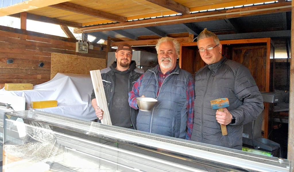 Bistro-Chef Gerald Angermann (Mi.) und seine Mitarbeiter Ralf Reuter (l.) und Patrick Faßke bereiten den Imbiss am Ankerplatz für die neue Saison vor.