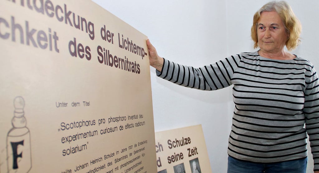 Die Colbitzerin Erika Horstmann ist die wahre Gestalterin der sieben Informationstafeln in der Schulze-Ausstellung auf dem Museumshof.