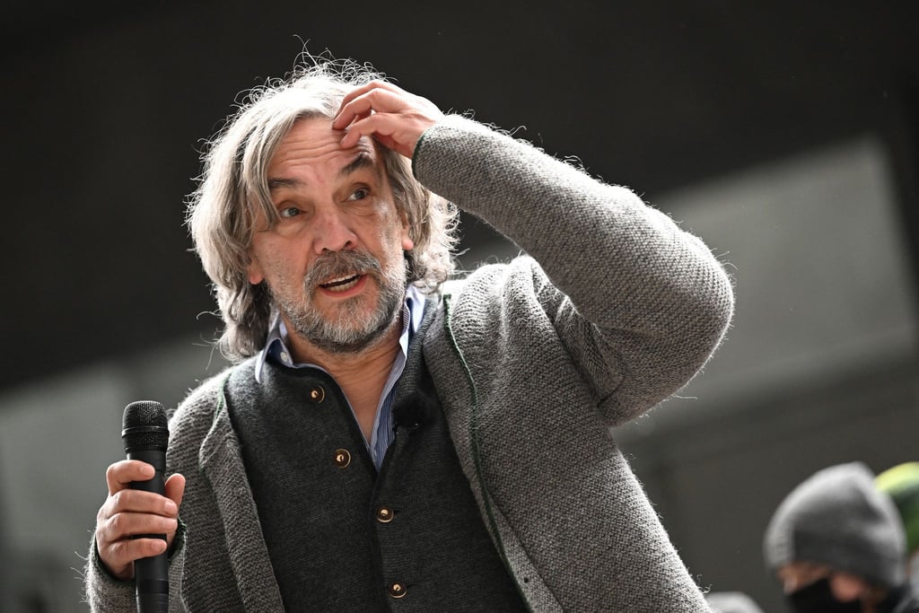Der Spielleiter der 42. Passionsspiele Oberammergau, Christian Stückl, steht bei der ersten großen Probe auf der Bühne.