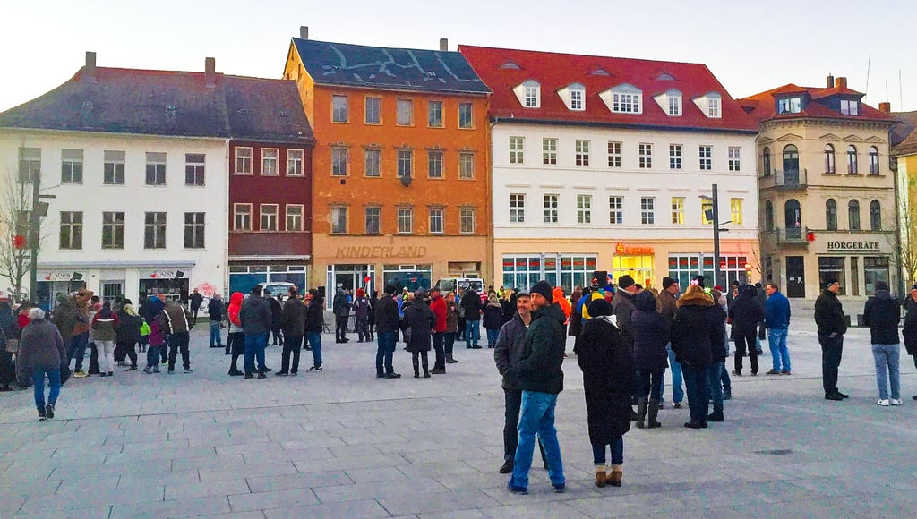 Der Zulauf zu den Corona-Protesten auf dem Weißenfelser Marktplatz ist zuletzt deutlich gesunken. Sie sollen dennoch weitergeführt werden.