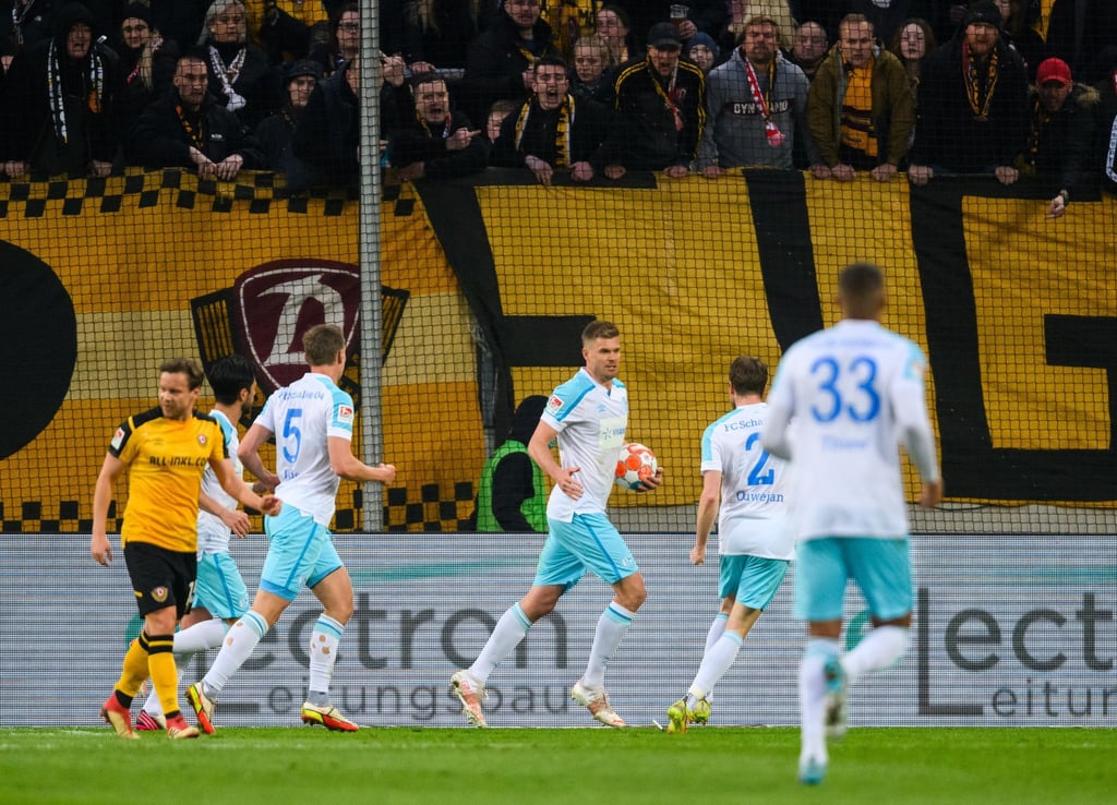 Schalkes Simon Terodde (M) jubelt nach seinem Elfmetertor zur 1:0-Führung in Dresden.