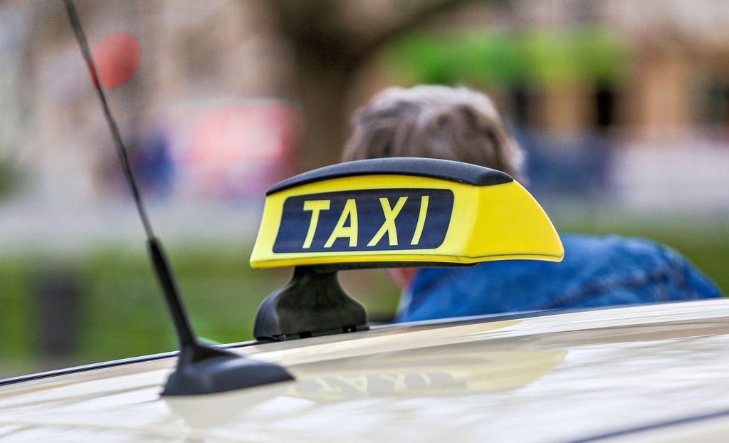 Mit einem Taxi und 40.000 Euro fuhr die 70-Jährige zur Geldübergabe an einen Betrüger nach Halle.