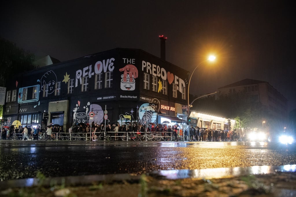 Der KitKatClub im strömenden Regen: Der Andrang ist trotzdem groß.