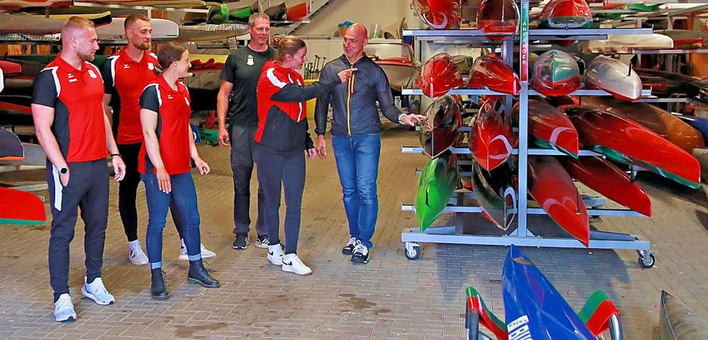Boote verladen, Athleten verabschiedet: SCM-Präsident Dirk Roswandowicz (r.) schickte am Dienstagabend (v. l.) Moritz Florstedt, Michael Müller, Jasmin Fritz, Trainer Mark Zabel und Nina Krankemann in die erste Qualifikation für die Nationalmannschaft.