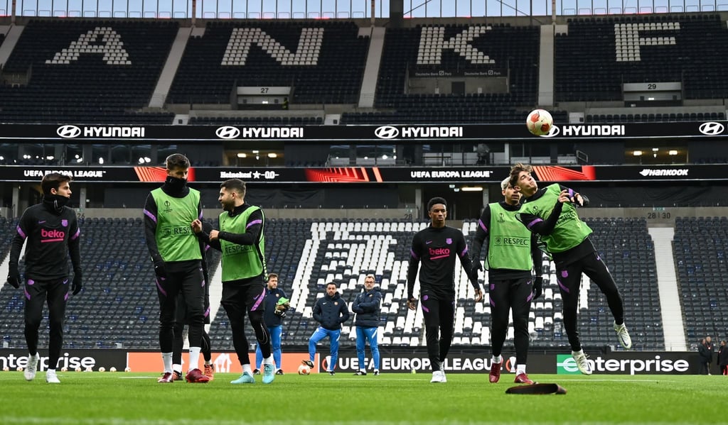 Die Spieler vom FC Barcelona nehmen am Abschlusstraining einen Tag vor dem Spiel bei Eintracht Frankfurt teil.
