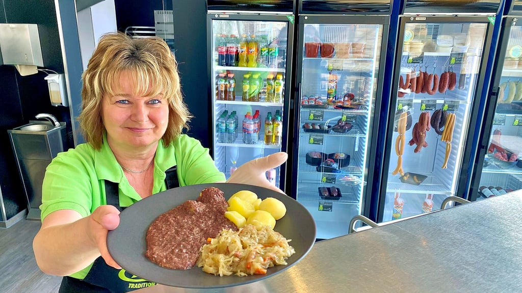 Ramona Gleich leitet die Flepro-to-go-Filiale an der Rust-Straße in Bernburg und serviert auch die beliebte Grützwurst.