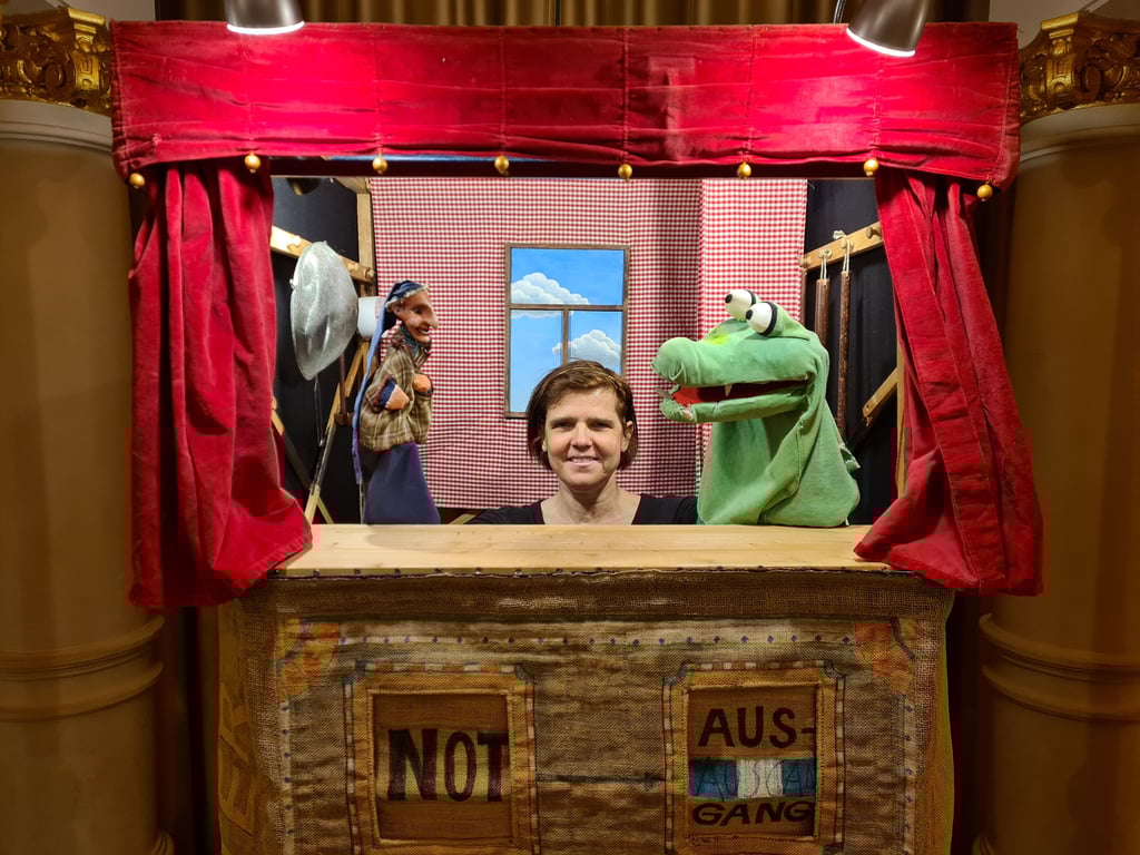 Cornelia Fritzsche mit dem Kasper und dem Krokodil in Großmutters Küche.
