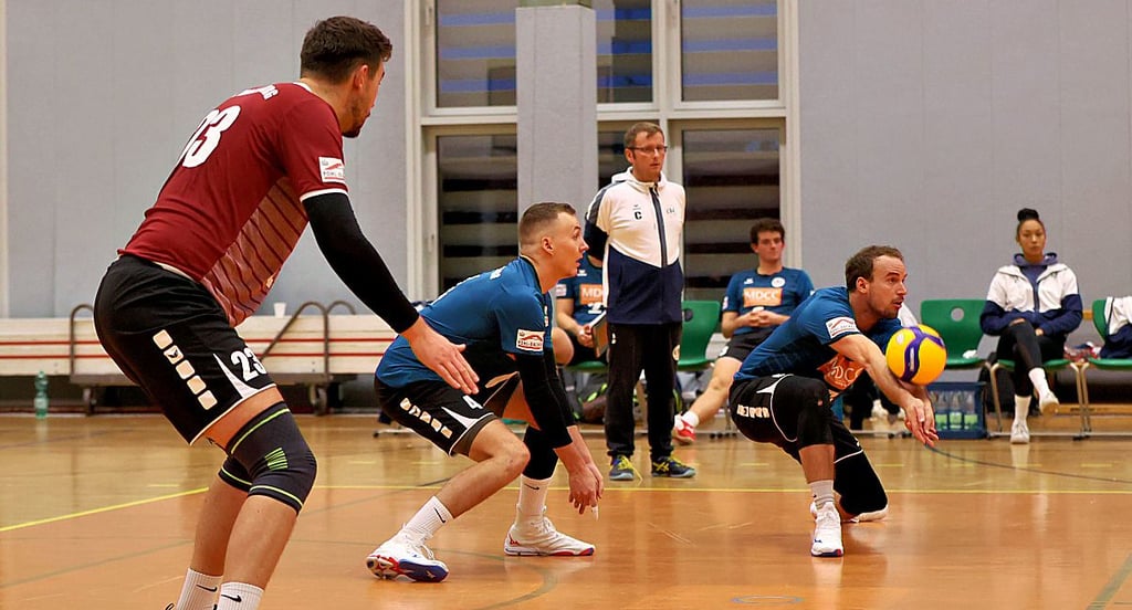 Gruppenbild mit Trainer – im Hintergrund stehend: Während Lorenz Teege, Christoph Liebsch und Christopher Kirst (v. v. l.) wohl auch in der kommenden Saison für den USC aufschlagen, plant Trainer Marko Schulz mit personellen Verstärkungen.