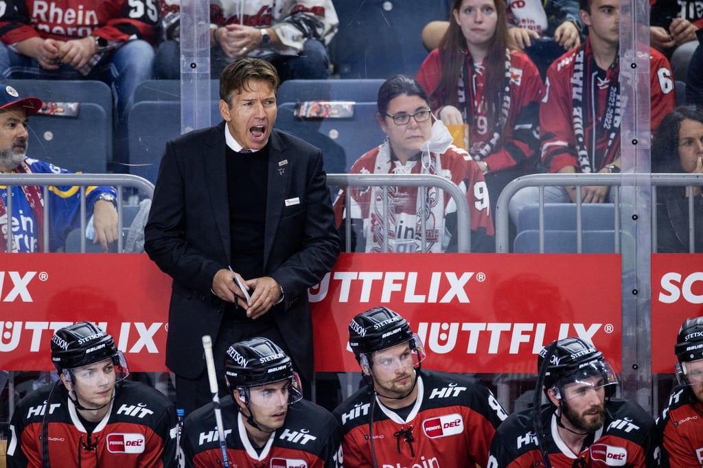 Haie-Trainer Uwe Krupp steht hinter der Kölner Bank.