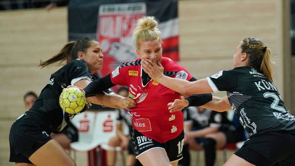 Halles Simone Spur Petersen zeigt im DHB-Pokal gegen den Thüringer HC vollen Einsatz am Ball.