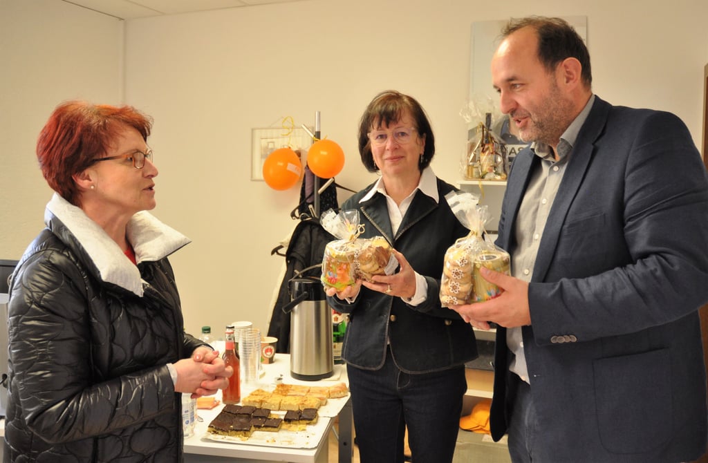 Ines Banse aus Tucheim bringt Thomas Staudt und seiner Assistentin Yvette Below zur Büroeröffnung in Genthin Selbstgebackenes und Honig mit.