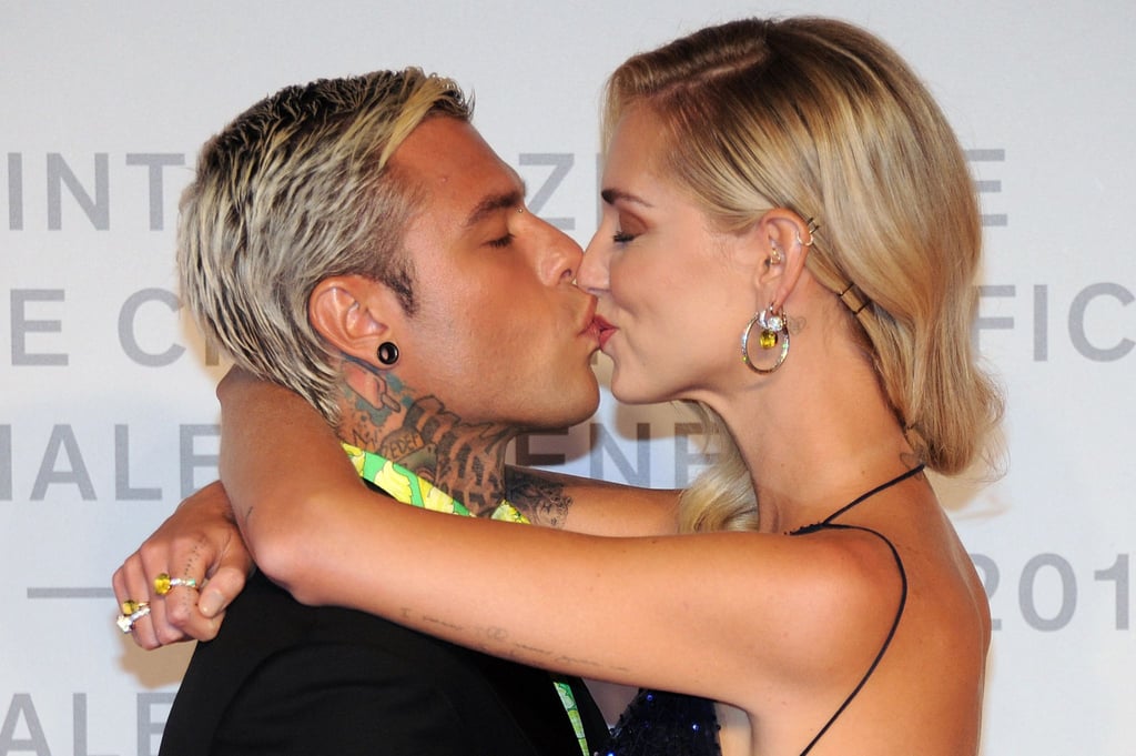 Chiara Ferragni küsst ihren Mann, den Rapper Fedez.