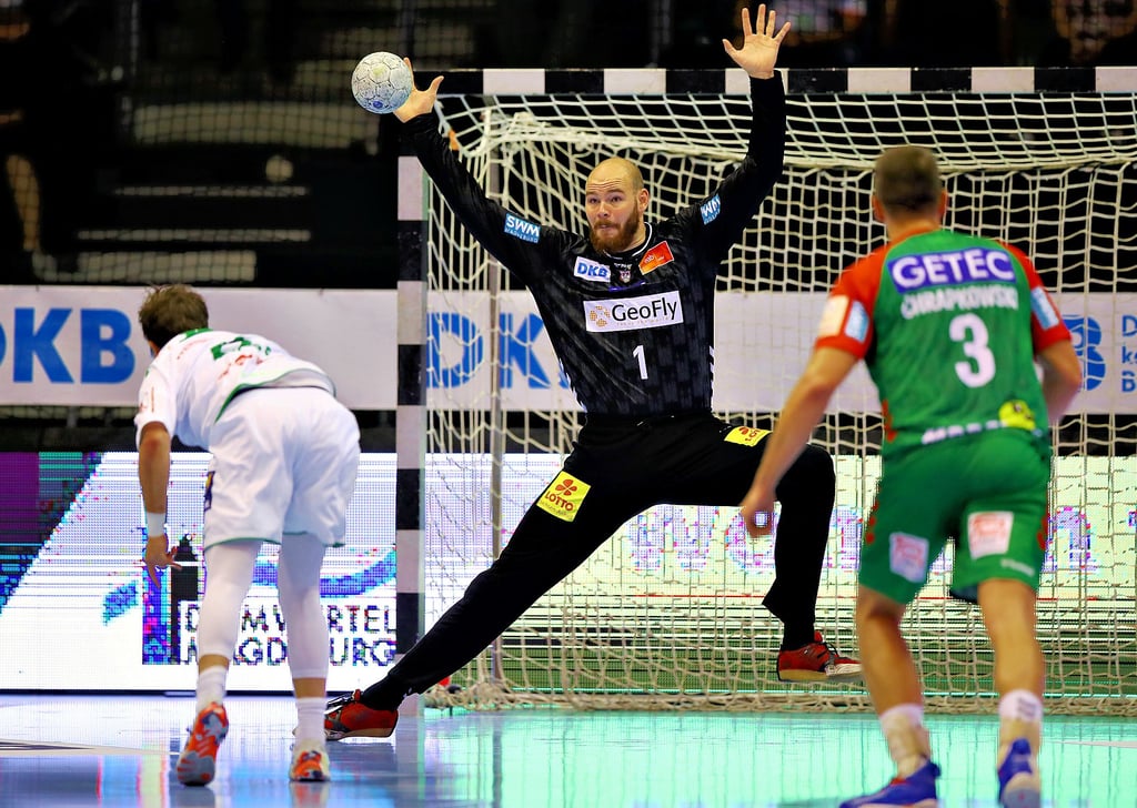 SCM-Torwart Mike Jensen parierte im Hinspiel gegen die HSG Wetzlar – hier gegen Maximilian Holst – zwei Siebenmeter.