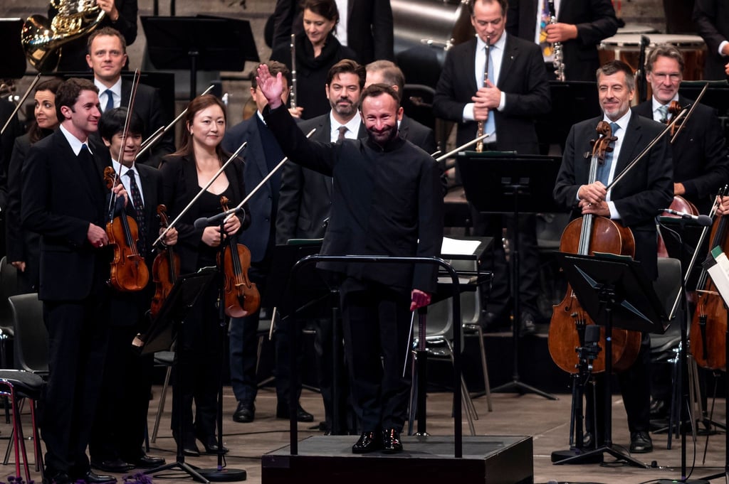 Chefdirigent Kirill Petrenko (m.) mit den Berliner Philharmonikern 2021 in der Waldbühne in Berlin.