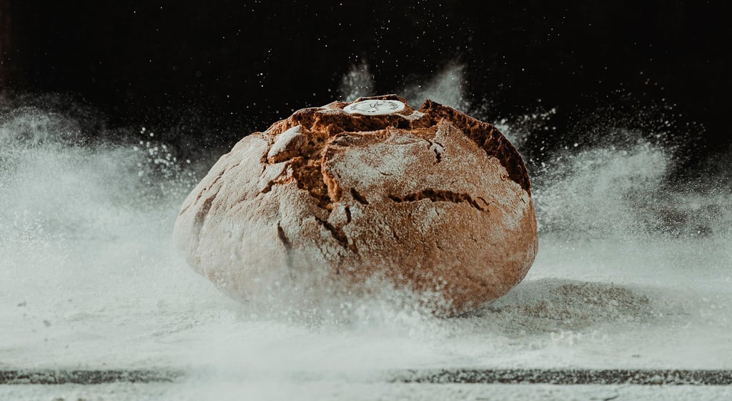 Die Bördekruste aus der Landbäckerei Stendal badet geradezu in Mehl. Doch gerade dieser wichtige Grundstoff wird immer teurer.