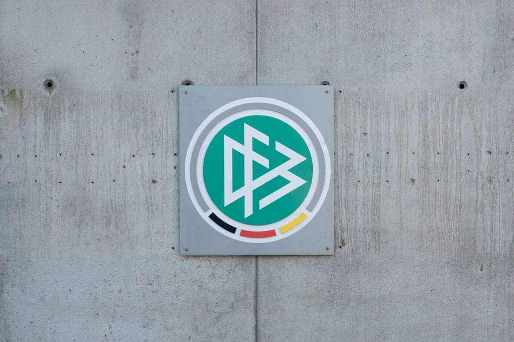 Das Logo des DFB an der Zentrale des Deutschen Fussball-Bundes.