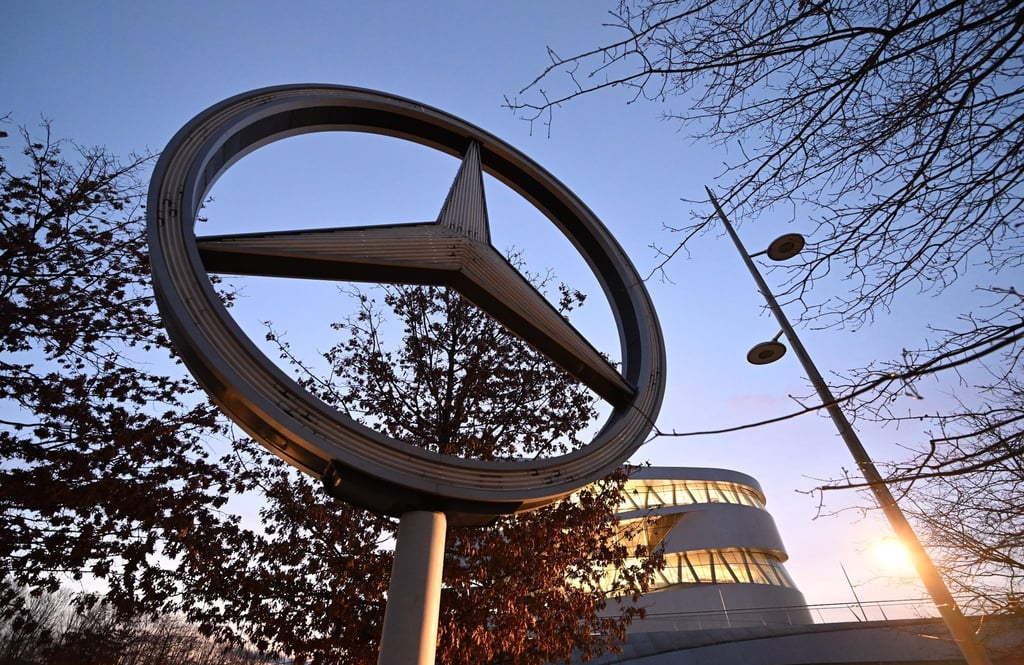 Ein Mercedes Stern, das Logo des Automobilherstellers Mercedes-Benz, vor der Niederlassung am Stammwerk in Stuttgart.