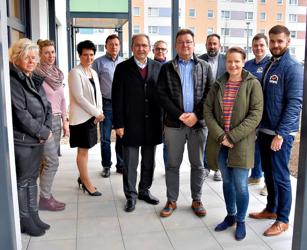 Am 6. April 2022 hat sich der gemeinnützige Bürgerverein Reform e. V. formiert. Das erste Projekt, das der Verein um Vorstandsvorsitzenden Jens-Uwe Jahns (Journalist, vorn 2. v. r.), seinen Stellvertreter Sükrü Aydogan (Kosmos-Apotheke, vorn 3. v. r.) und Kassenwart Ben Scheibner (MWG, r.) umsetzen möchte, ist, die Lichterwelt nach Neu-Reform zu holen.