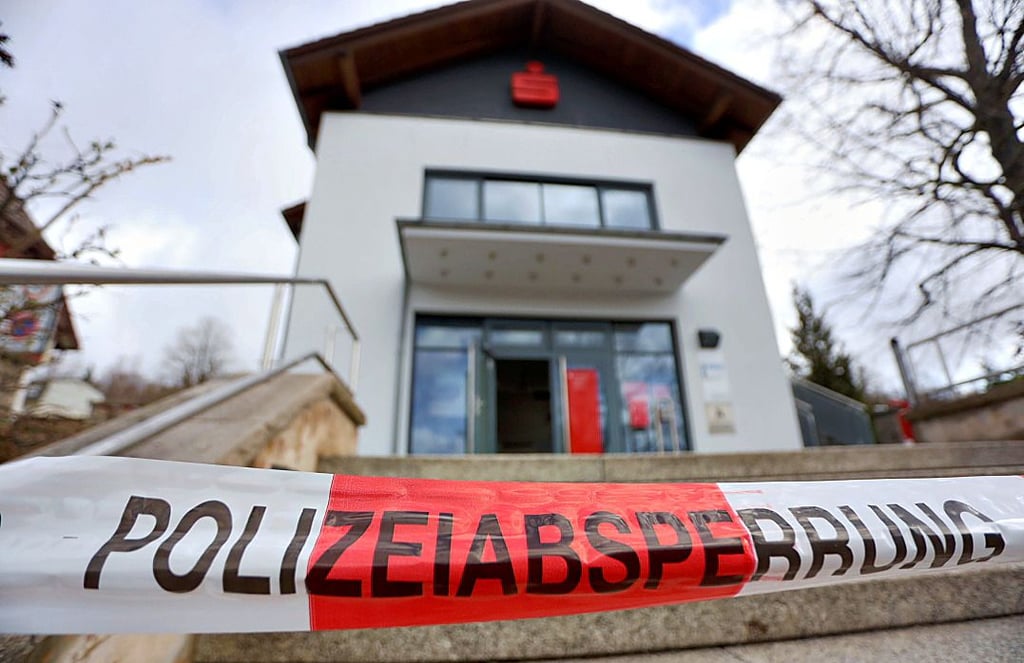 Ermittler des Landeskriminalamts Sachsen-Anhalt haben nach der nächtlichen Automatensprengung in Schierke Spuren in der dortigen Sparkassenfiliale gesichert.