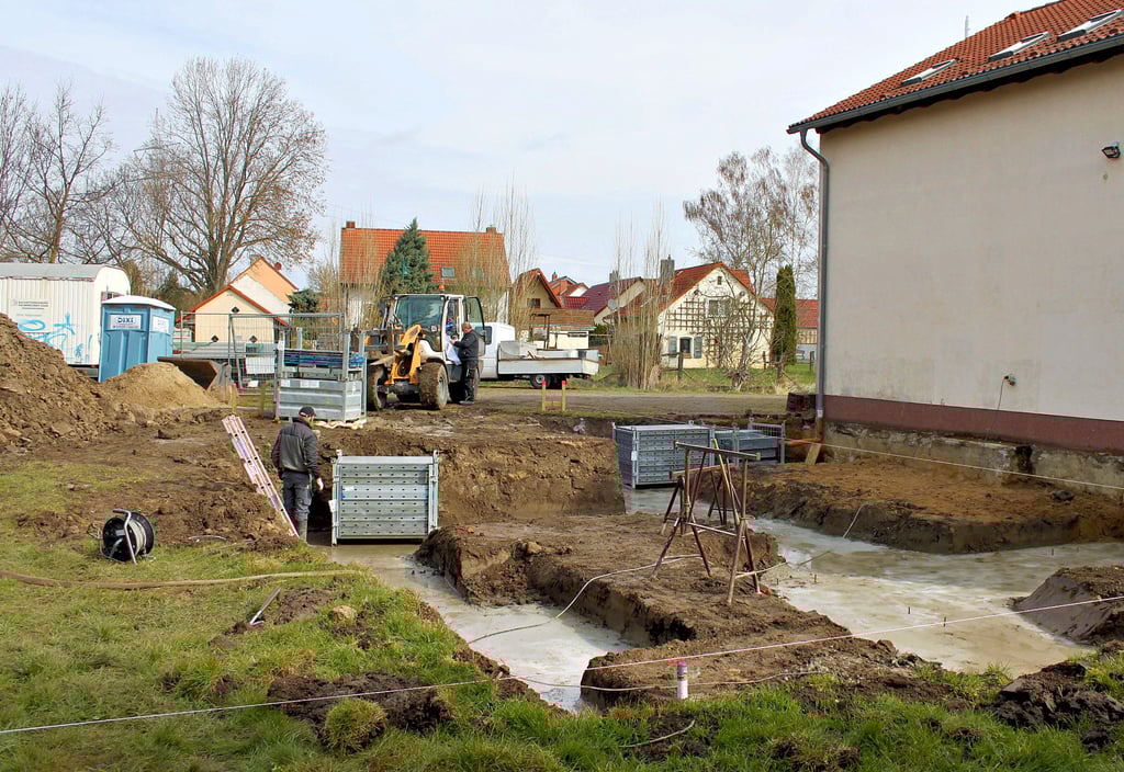 Weil sich in der Baugrube für den Anbau der Feuerwehrgerätehauses Wasser angesamelt hatte, musste eine Sauberkeitsschicht aus Beton eingefüllt werden.