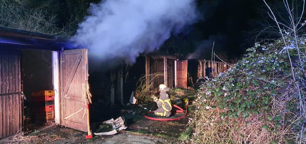 Die Feuerwehr ist am Freitagabend (8. April) zu einem Brand in der Kantstraße in Halberstadt gerufen worden. Dort brannten drei Garagen in einem nicht mehr genutzten Komplex. Die Polizei ermittelt wegen Brandstiftung