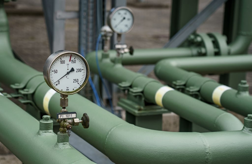 Gasreserven für den nächsten Winter: Messinsturmente zeigen den Leitungsdruck von Rohrleitungen des Gaspeichers der Stadtwerke Kiel an.