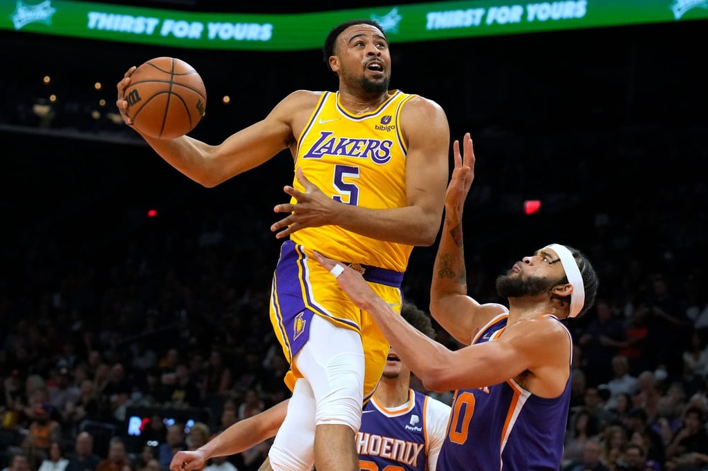 Los Angeles Lakers-Guard Talen Horton-Tucker (5) geht an Phoenix Suns-Center JaVale McGee (r) vorbei zum Korb.