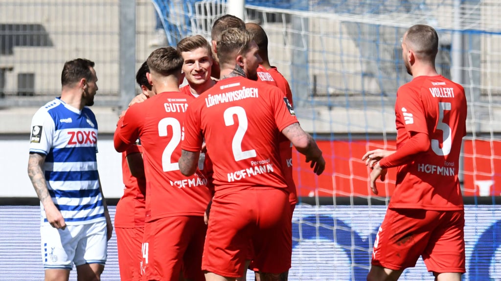 Der HFC bejubelt das 1:1-Ausgleichstor von Elias Huth in Duisburg.