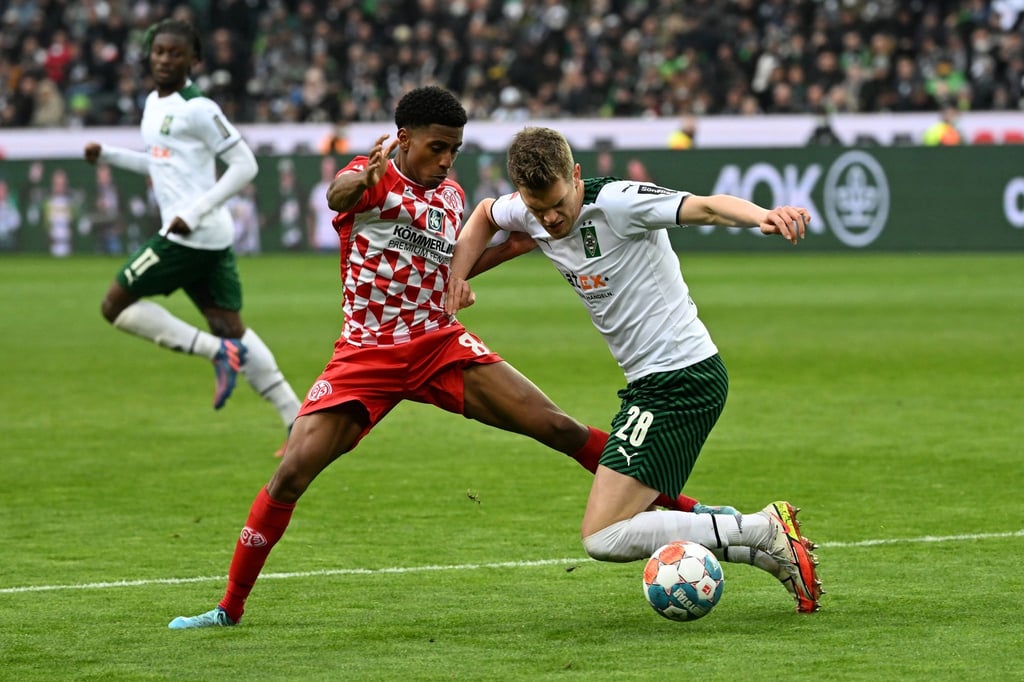 Der Mainzer Leandro Barreiro (l) bringt Mönchengladbachs Matthias Ginter zu Fall.