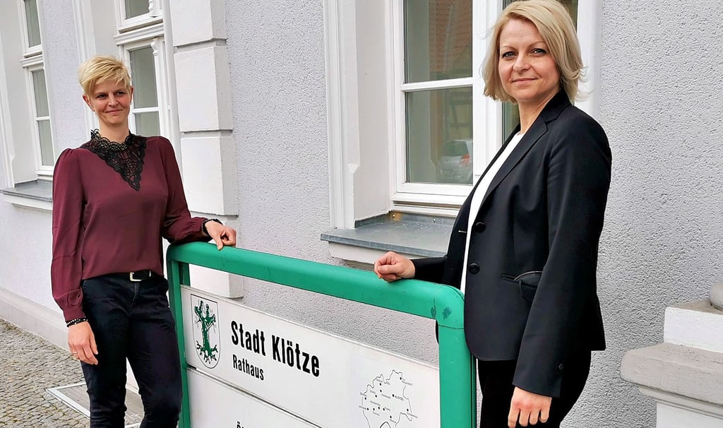 Dorothee Scherf (links) und Kristin Bätge-Petrak sind die neuen Mitarbeiterinnen in der Klötzer Stadtverwaltung. Beide Frauen arbeiten in der Kämmerei.