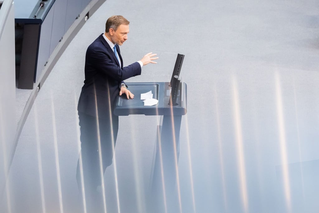 Finanzminister Christian Lindner (FDP) spricht im im Plenum des Deutschen Bundestages unter anderem über Steuerentlastungen für Unternehmen.