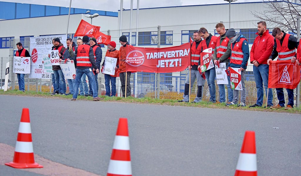Etwa 25 Beschäftigte des FEV Dauerlaufprüfzentrums in Brehna haben am Freitag gestreikt.