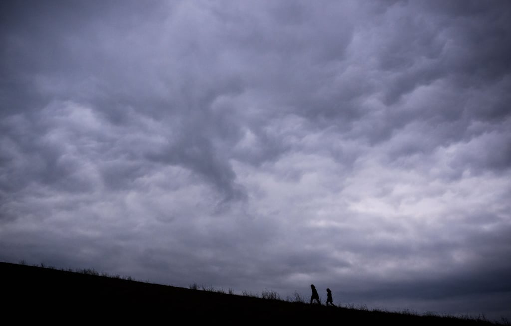 Gewitterwolken schieben sich über einem Hügel zusammen: Der Wetterdienst warnt vor schweren Gewittern am Samstagnachmittag.