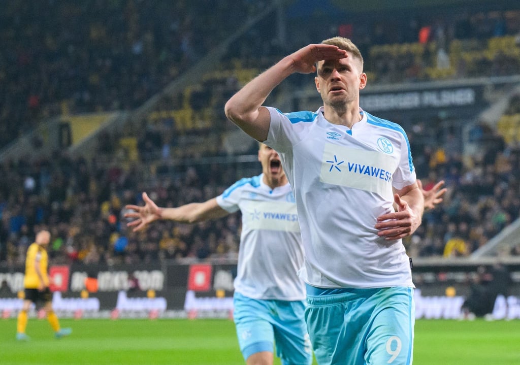 Schalkes Simon Terodde (r) feiert mit Marius Lode das 2:0 gegen Dynamo Dresden