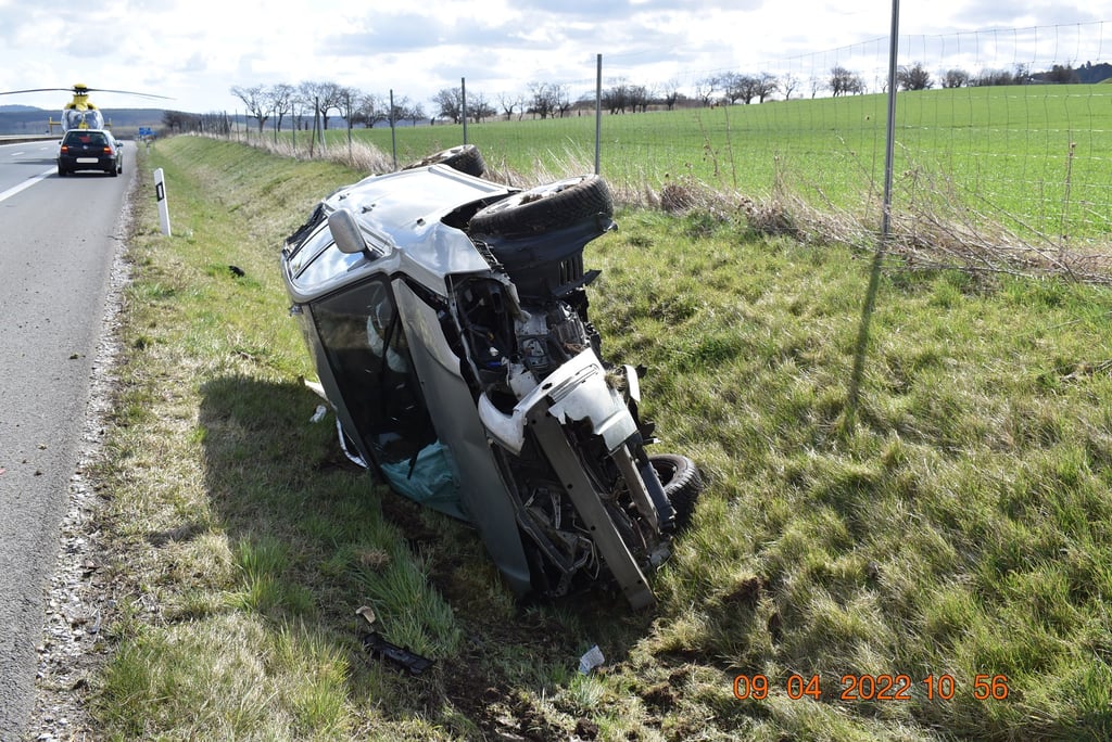 Eine 20-jährige Autofahrerin hat beim Überholen auf der A36 in Richtung Bernburg einen 26-jährigen Autofahrer übersehen. Dieser versuchte eine Kollission zu vermeiden. Dabei geriet das Fahrzeug ins Schleudern und überschlug sich.