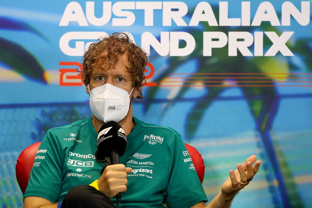 Aston-Martin-Pilot Sebastian Vettel beantwortet Fragen während der Fahrer-Pressekonferenz in Melbourne.