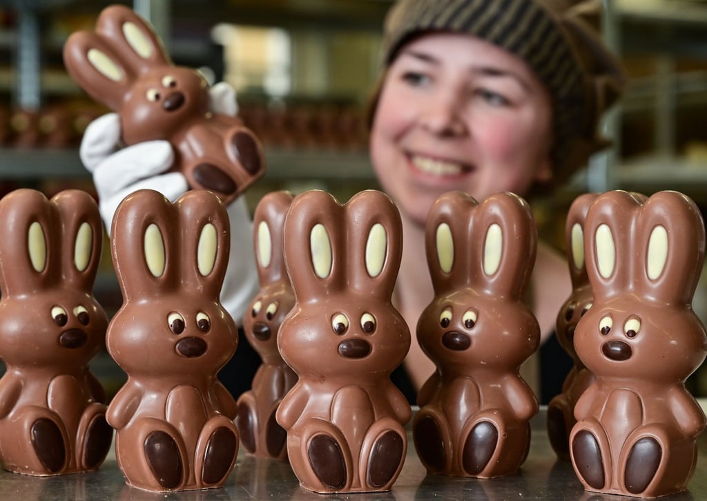 Angelina Piosik, Mitarbeiterin der Confiserie Felicitas GmbH in Hornow, zeigt per Hand gefertigte Osterhasen.