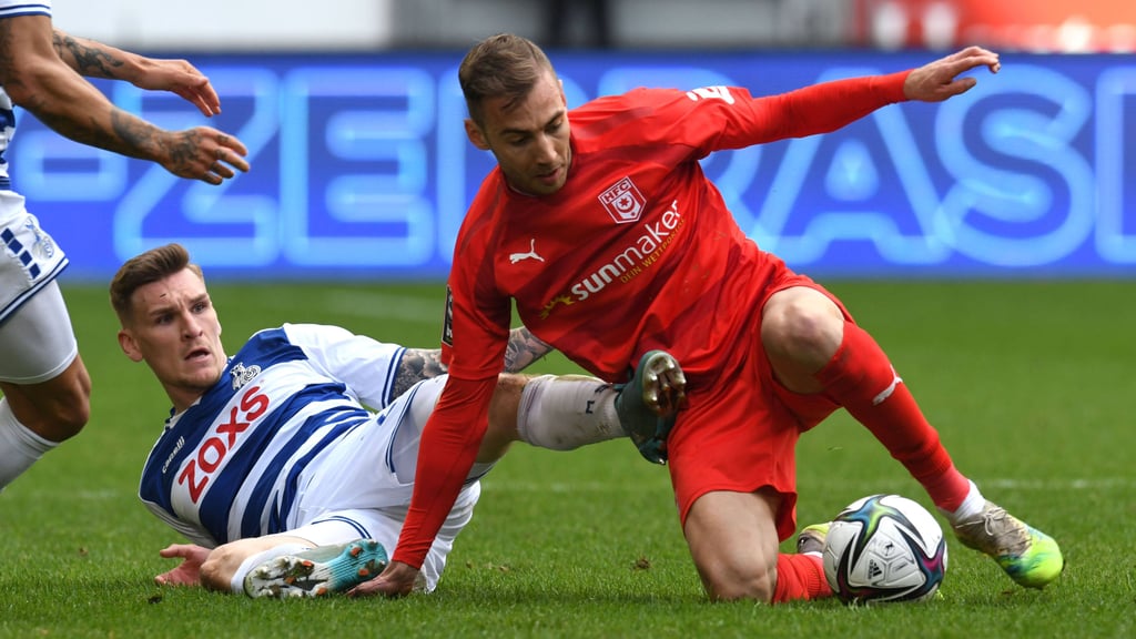 HFC-Stürmer Michael Eberwein behauptet den Ball gegen Duisburgs Niclas Stierlin.