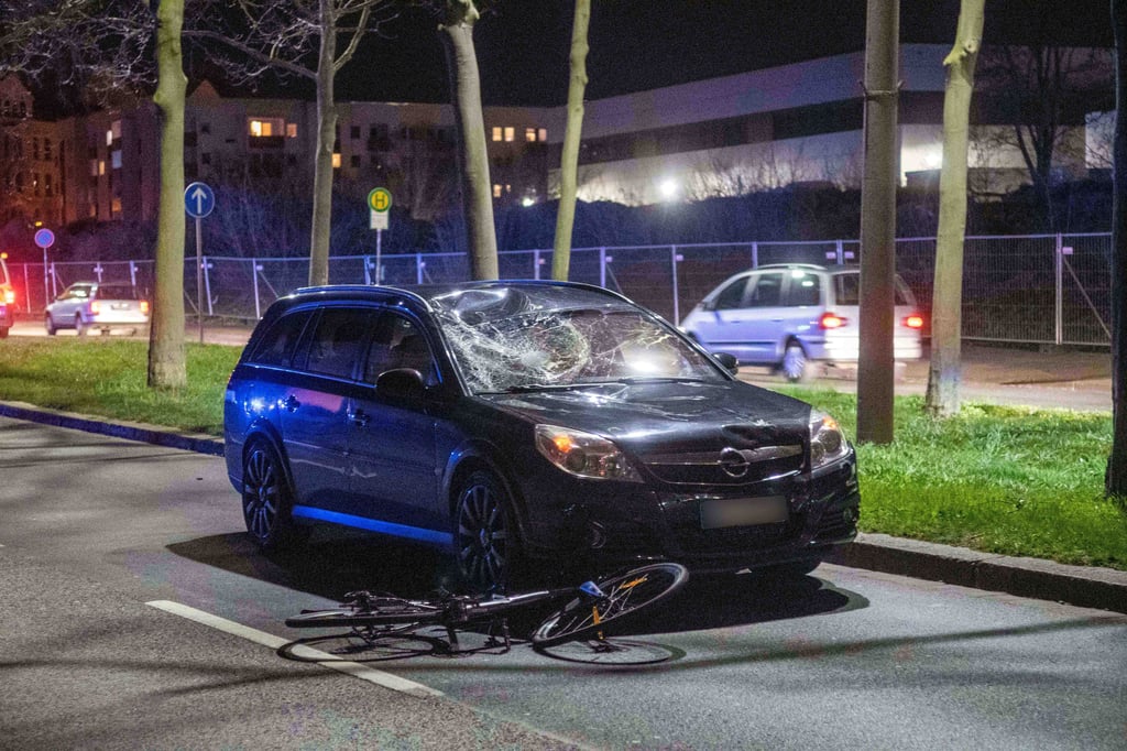 Zu einem schweren Unfall ist es am Freitagabend (8. April) in Magdeburg gekommen. Ein Fahrradfahrer kollidierte mit einem Auto und wird lebensbedrohlich verletzt.