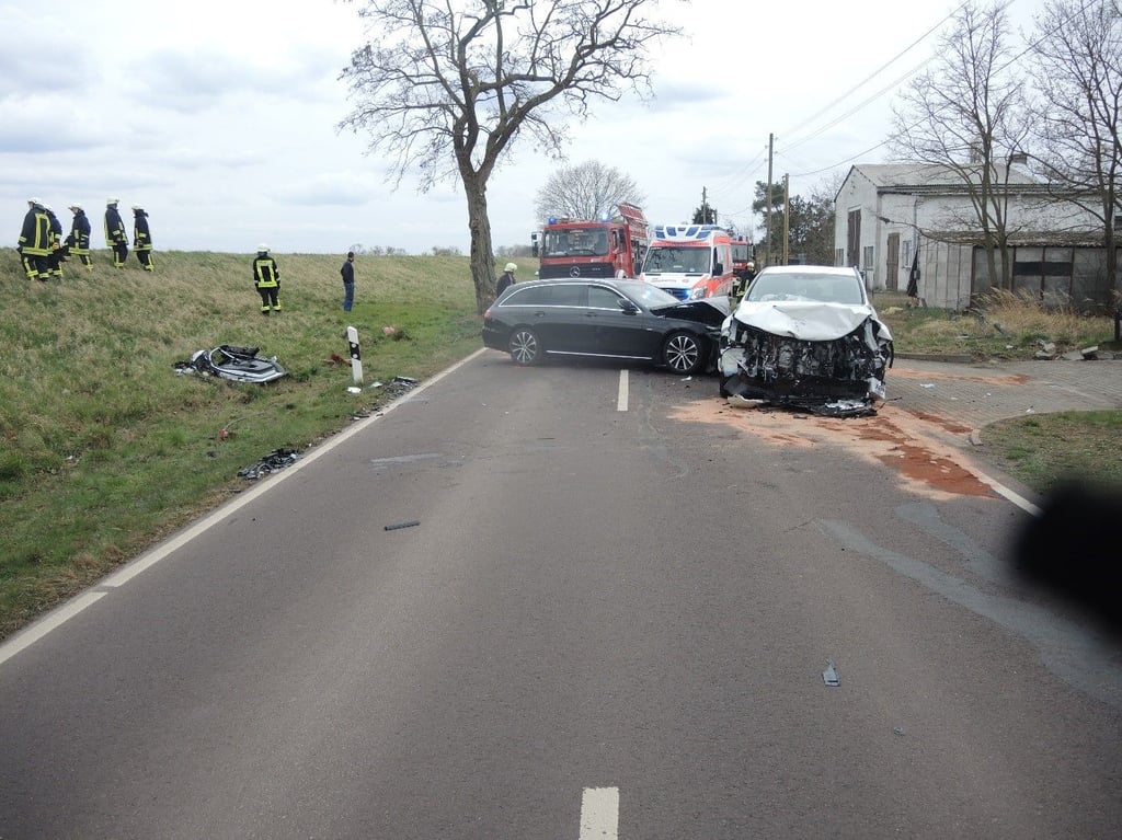Ein 57-Jähriger ist am Freitag (8. April) mit seinem Auto in Rogätz im Landkreis Börde auf die Gegenfahrbahn gekommen. Dabei kollidierte er mit einem Auto. Der 57-Jährige pustete 2,7 Promille.