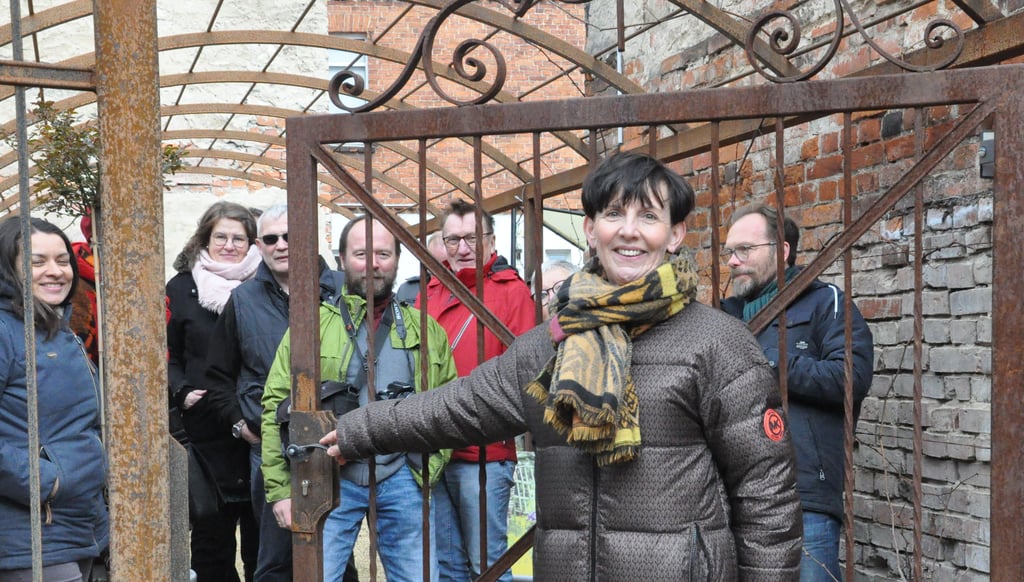 Im September und Oktober wird an neun Standorten in der Altmark ein Lichtblütenfestival die Besucher verzaubern. Dabei ist auch Wilma Rolletschek, Inhaberin des Geschäftes "Mit Genuss". Die Akteure des Festivals besichtigten am Sonntag alle Stationen.