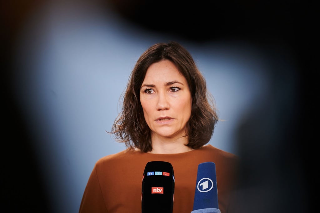 Bundesfamilienministerin Anne Spiegel äußert sich bei einem kurzfristig einberufenen Pressetermin in Berlin.