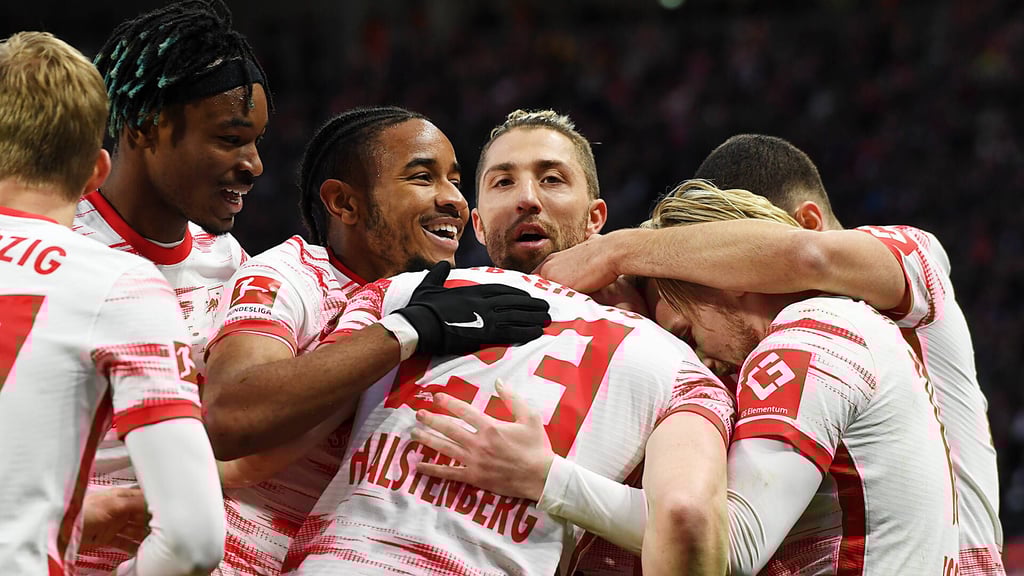 Das Team herzt den Torschützen Marcel Halstenberg.