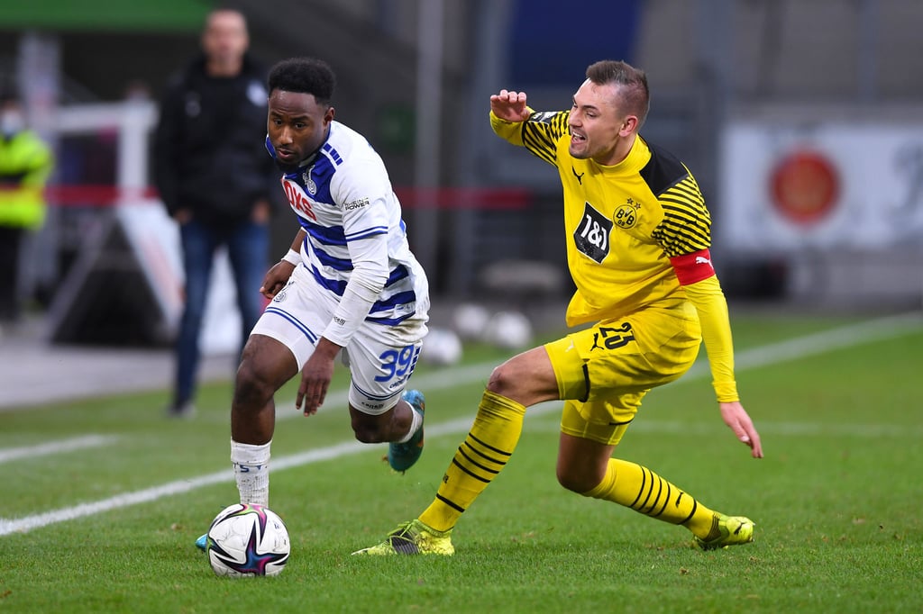 BVB-Kapitän Franz Pfanne (r.) stand gegen den MSV Duisburg auf dem Feld, obwohl er eigentlich gesperrt war.