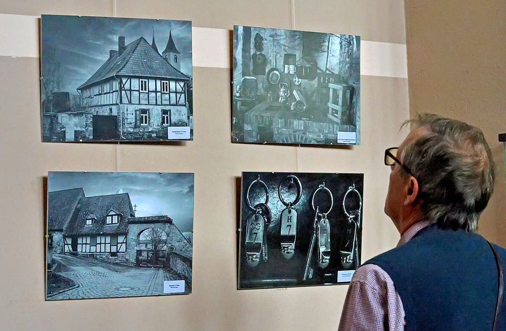 Die neue Schau in der Kreisbibliothek zeigt zahlreiche Schwarz-Weiß-Fotografien des Seeland-Fotoclubs.