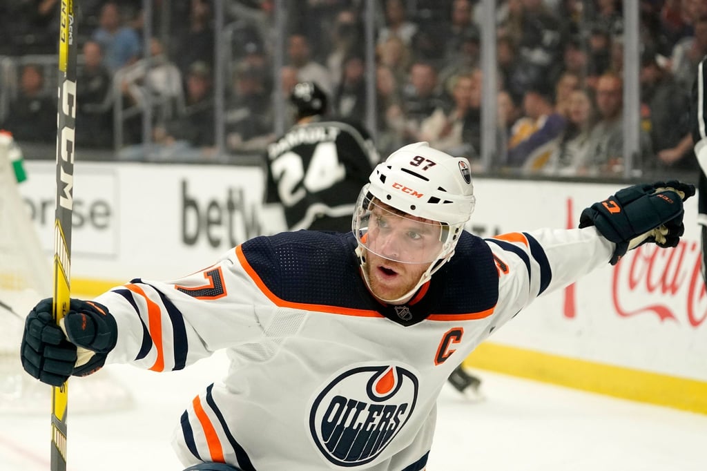 Connor McDavid, Center der Edmonton Oilers, jubelt nach seinem Treffer.
