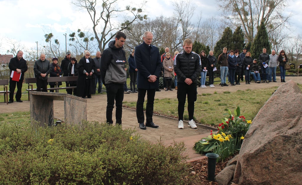 Zum traditionellen Gedenken an die Geschehnisse im April 1945 um den Brückenkopf Barby fand eine Kranzniederlegung auf dem Walternineburger Friedhof statt.