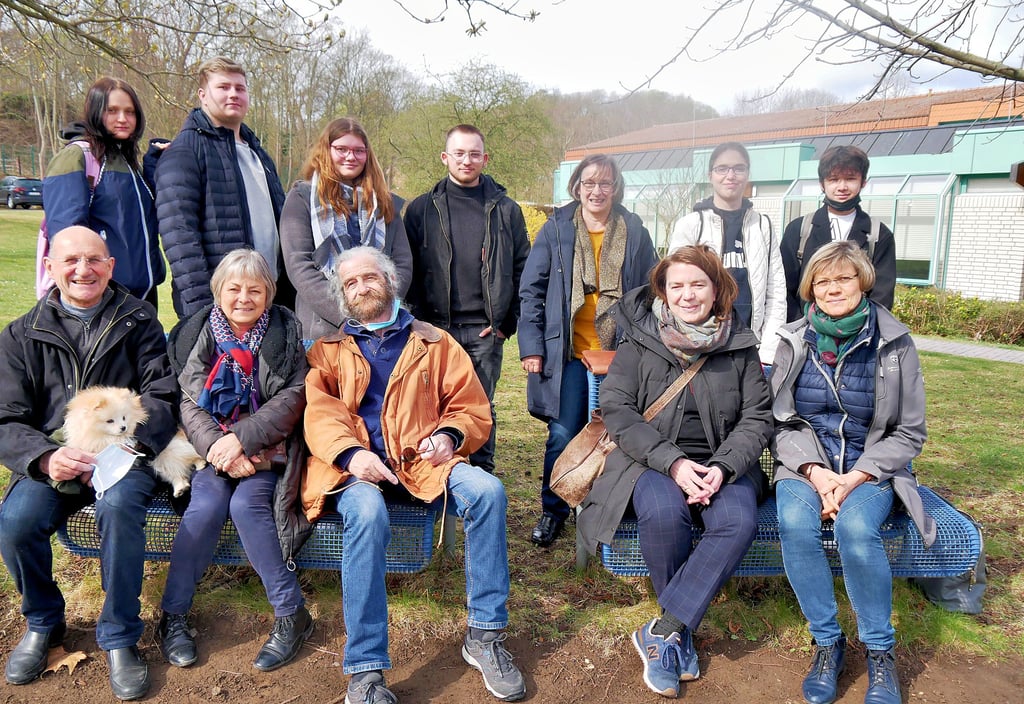 Vertreter der 2. Generation: Gérard Huyet, Isabelle Chaumont-Huyet, André Baud, Helena Barcikowsi und die Vorsitzende des Förderkreises Hanka Rosenkranz (v.l.). Dahinter stehen Mitglieder der Aktionsgruppe sowie Dolmetscherin Karin Bäuerlein (3.v.r.).