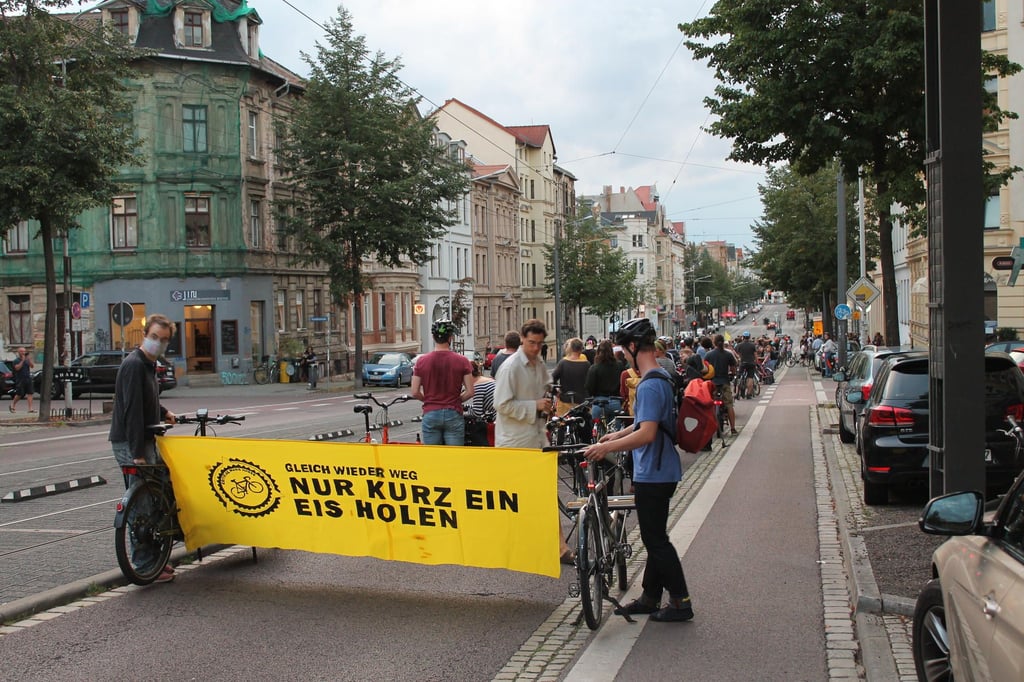 Der ADFC Halle setzt sich für die Rechte von Radfahrern ein, wie hier bei einer Fahrrad-Demo im Sommer 2021 auf der Ludwig-Wucherer-Straße.