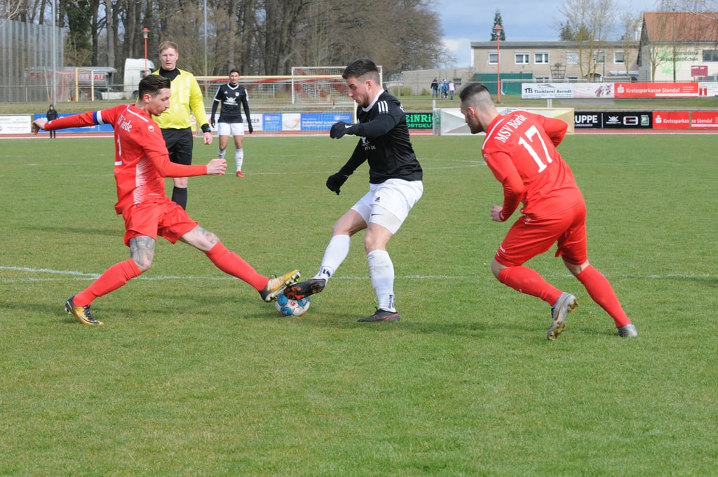 Benjamin Lohse (l.) brachte den MSV Börde bei Tabellenführer Tangermünde – Sebastian Bäther (M.) – kurzzeitig in Führung. Am Ende freute er sich mit Mitspieler Oliver Wesemeier über einen Punkt.